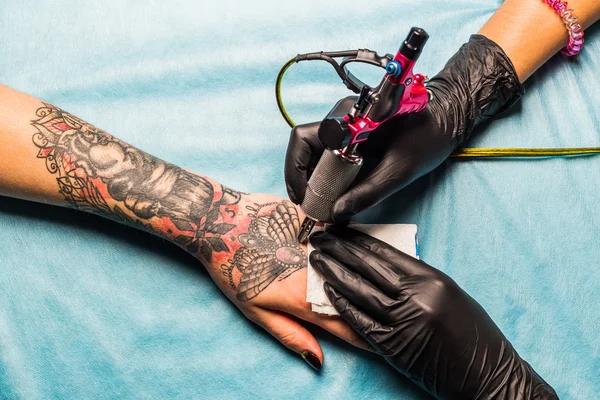 Why Fine Gauge Piercings Are Popular in Minimalist Style Choices
