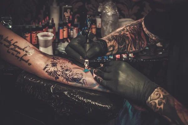 Using Customer Reviews to Identify the Best Tattoo Shop for Your Needs
