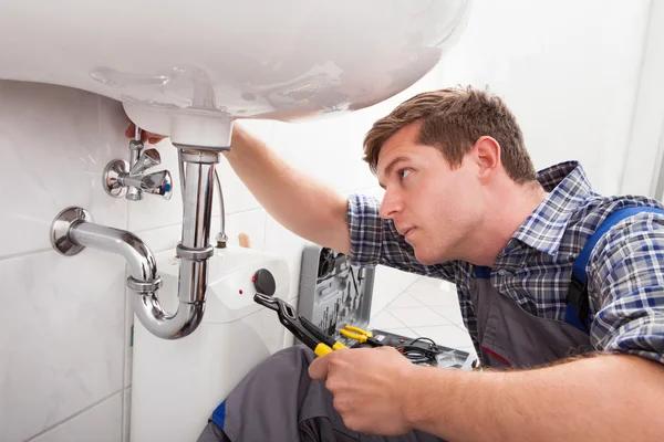 A Practical Guide to Handling the First 15 Minutes of a Plumbing Emergency